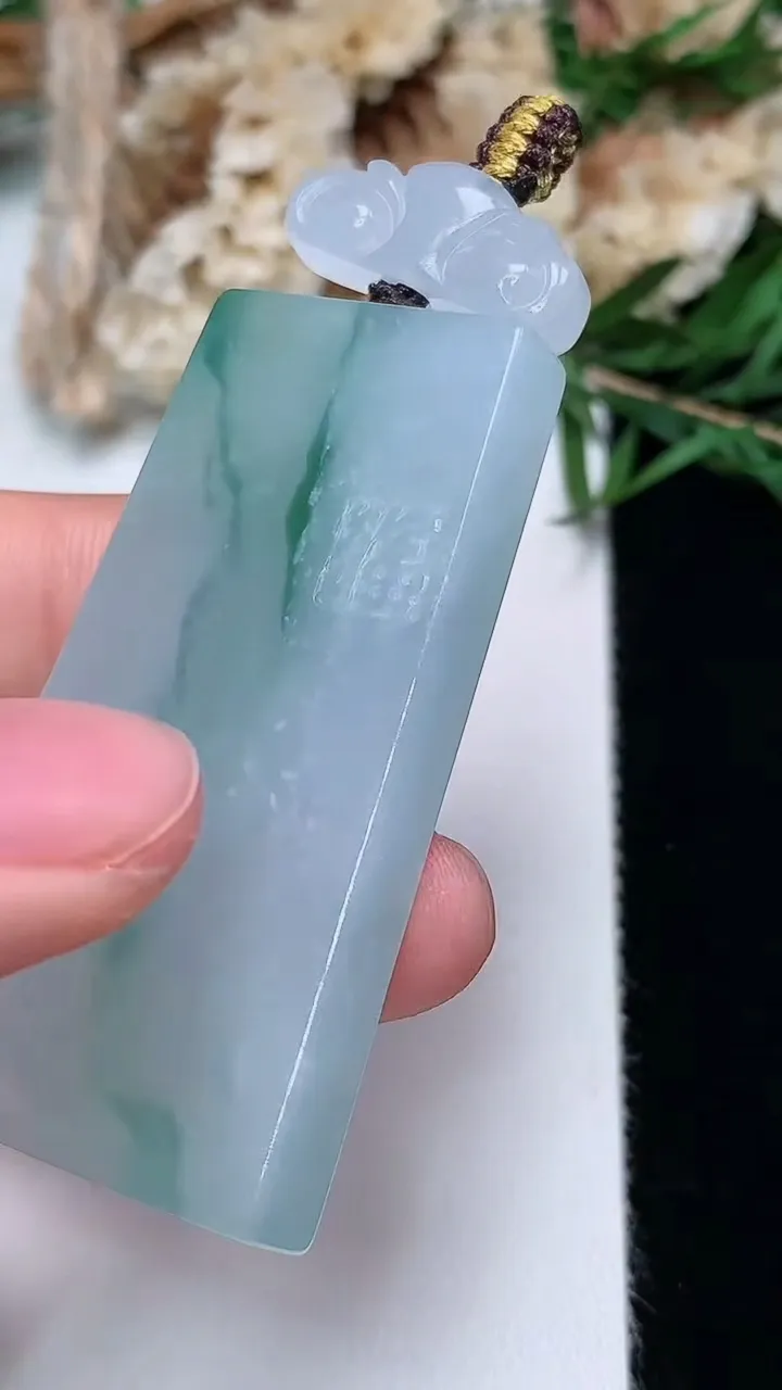 天然A货翡翠飘花无事牌吊坠，尺寸46.6-24.9-6，重量:22.72g
12月13日