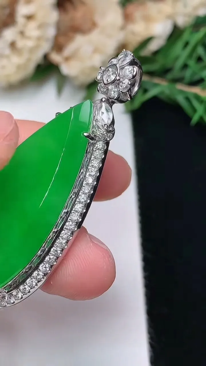 天然A货翡翠水滴吊坠，尺寸47.5-20.3-9.4裸石36-17，重量:13.34g
12月13日