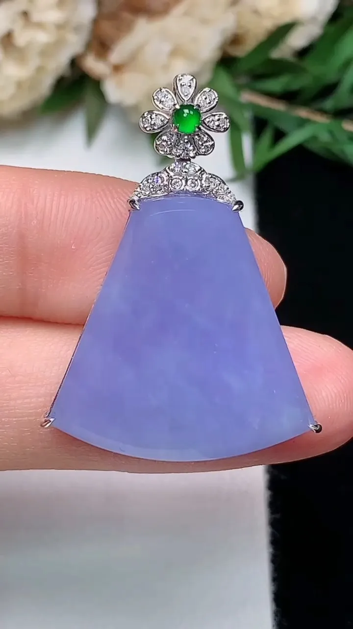 天然A货翡翠k金紫罗兰无事牌吊坠，尺寸21.6-21-7，重量:5.10g
12月13日