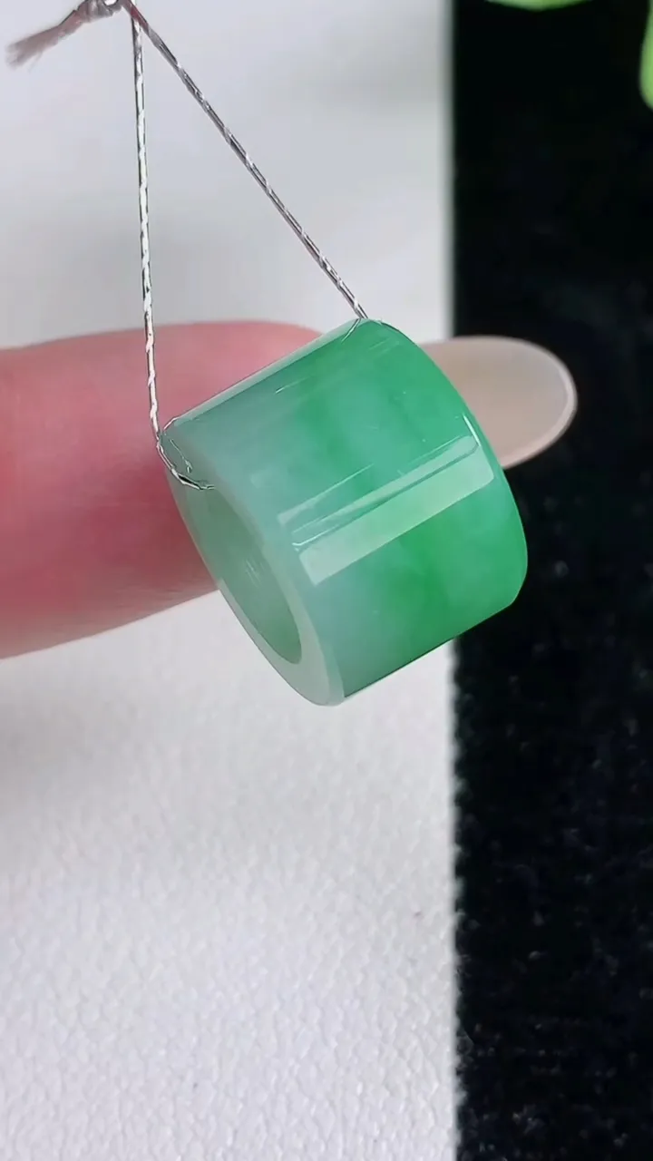 天然A货翡翠路路通吊坠，尺寸14.2-9.8-2.7，重量:3.90g
12月13日