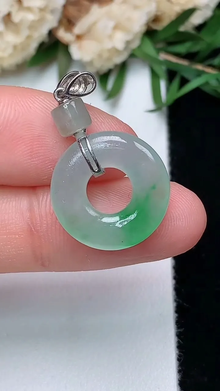 天然A货翡翠平安环吊坠，尺寸16-3.9，重量:2.51g
12月13日