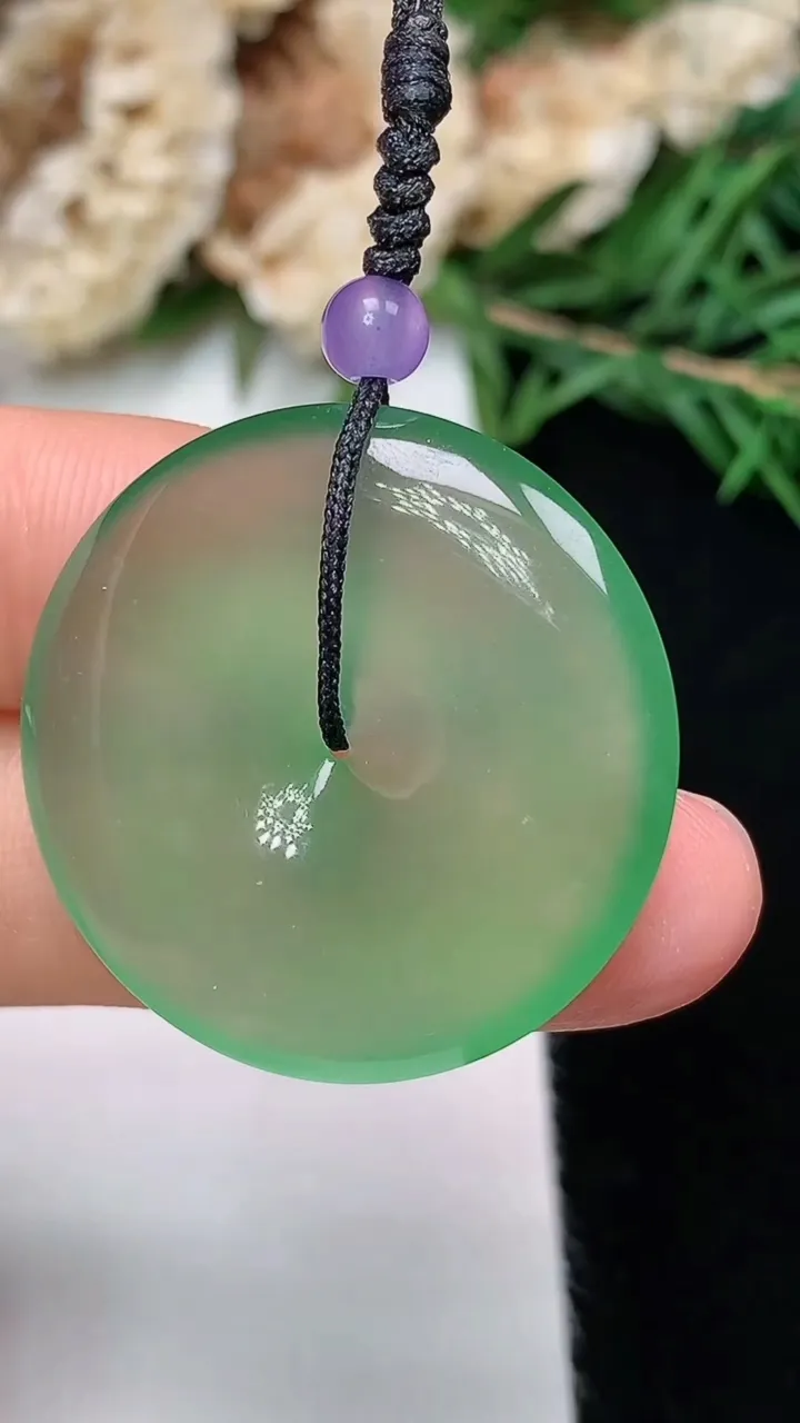 天然A货翡翠平安扣吊坠，尺寸28.6-4.9，重量:8.39g
12月13日