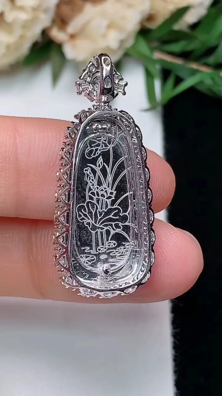 天然A货翡翠如意吊坠，尺寸31.4-13.5-7.4裸石21.7-10，重量:3.50g
12月13日