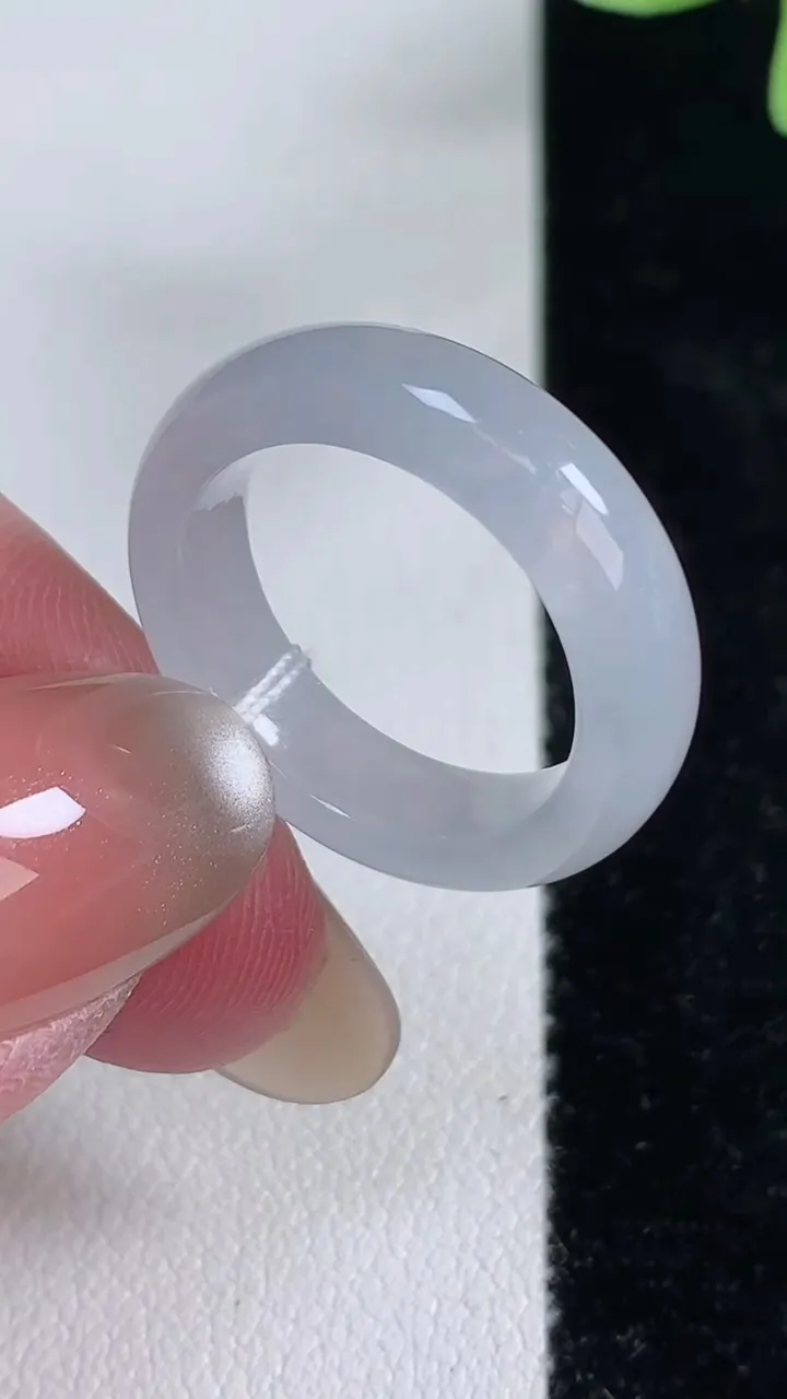 天然A货翡翠指环戒指，尺寸17.2-5.4-3.3，重量:3.78g2025年12月13日
工厂直销