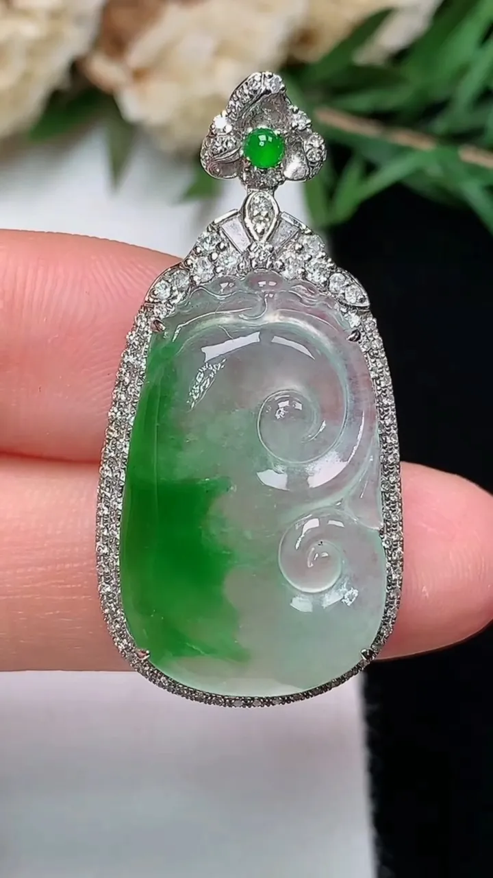 天然A货翡翠如意吊坠，尺寸36.3-18-8.9
12月13日