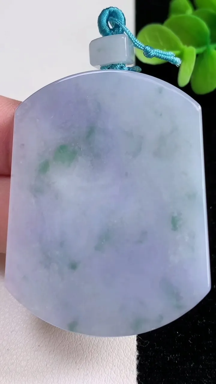 天然A货翡翠紫罗兰飘花无事牌吊坠，尺寸51.4-40-5.8，重量:37.01g
12月13日