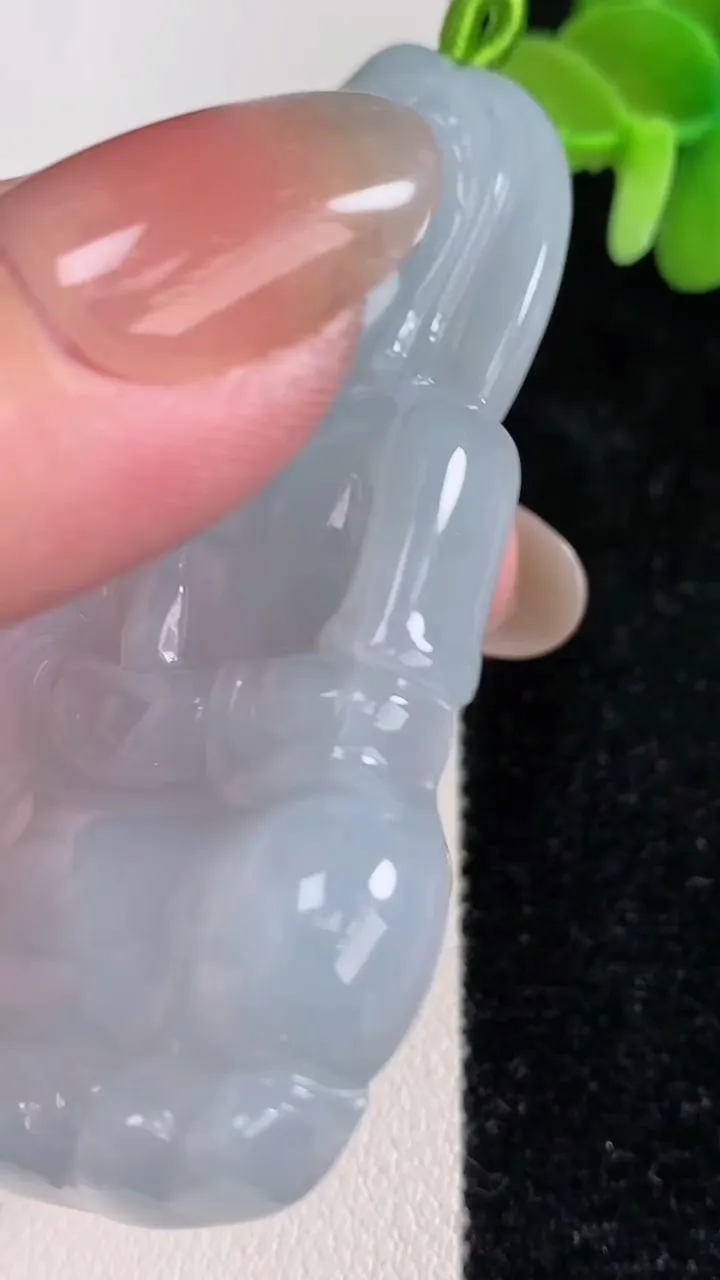 天然A货翡翠观音菩萨吊坠，尺寸68.4-39.8-6.8，重量:33.94g
12月13日