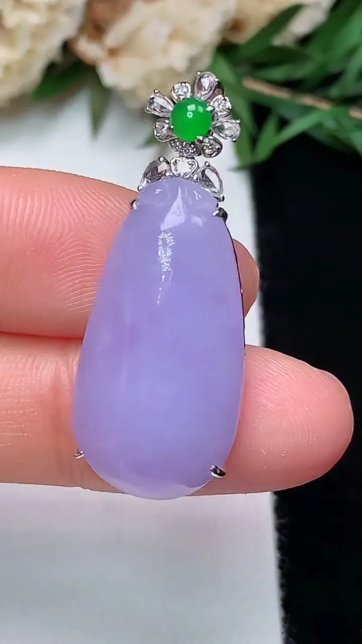 天然A货翡翠k金紫罗兰福瓜吊坠，尺寸25.2-13.2-8.8，重量:5.45g
12月13日