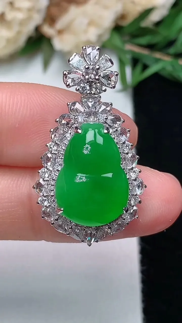 天然A货翡翠葫芦吊坠，尺寸30.4-17.3-11.4，裸石15-10.8，重量:5.16g
12月