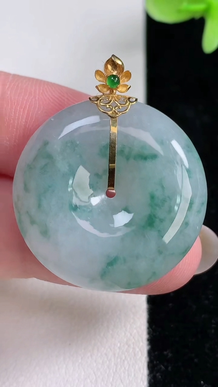 天然A货翡翠18K金飘花平安扣吊坠，尺寸28.6-6.5，重量:11.88g
12月13日