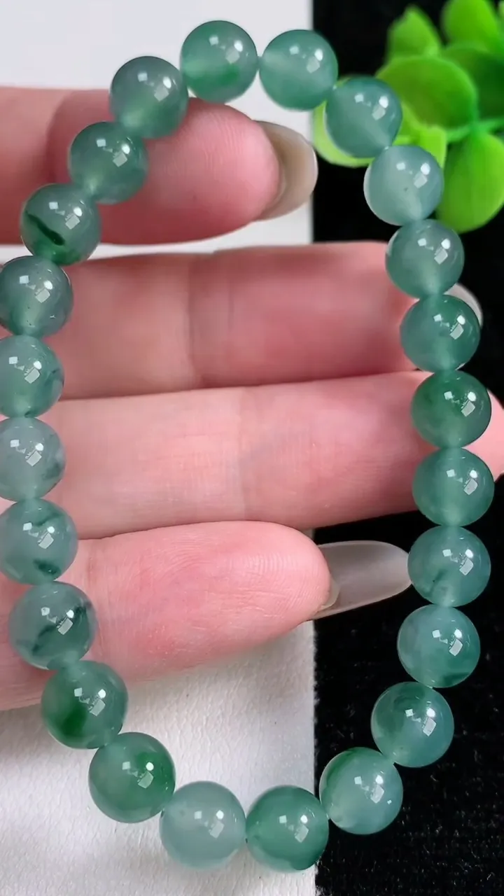 天然A货翡翠种蓝水圆珠手串，尺寸7.5-24颗，重量:20.17g12月13日
工厂直销收藏佳品,种好水足，色泽均匀，有种有色，上手高大气！