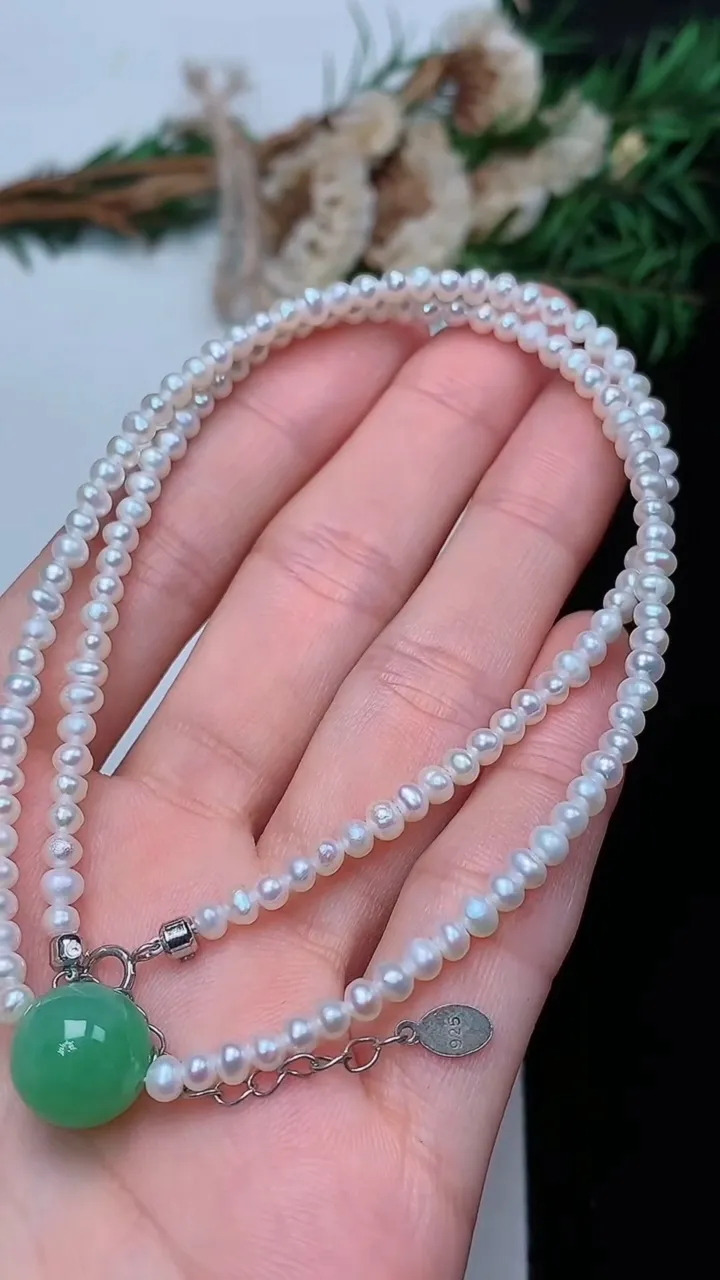 天然A货翡翠圆珠项链，尺寸11，重量:9.33g12月13日
工厂直销收藏佳品,种好水足，色泽均匀，有种有色，上手高大气！