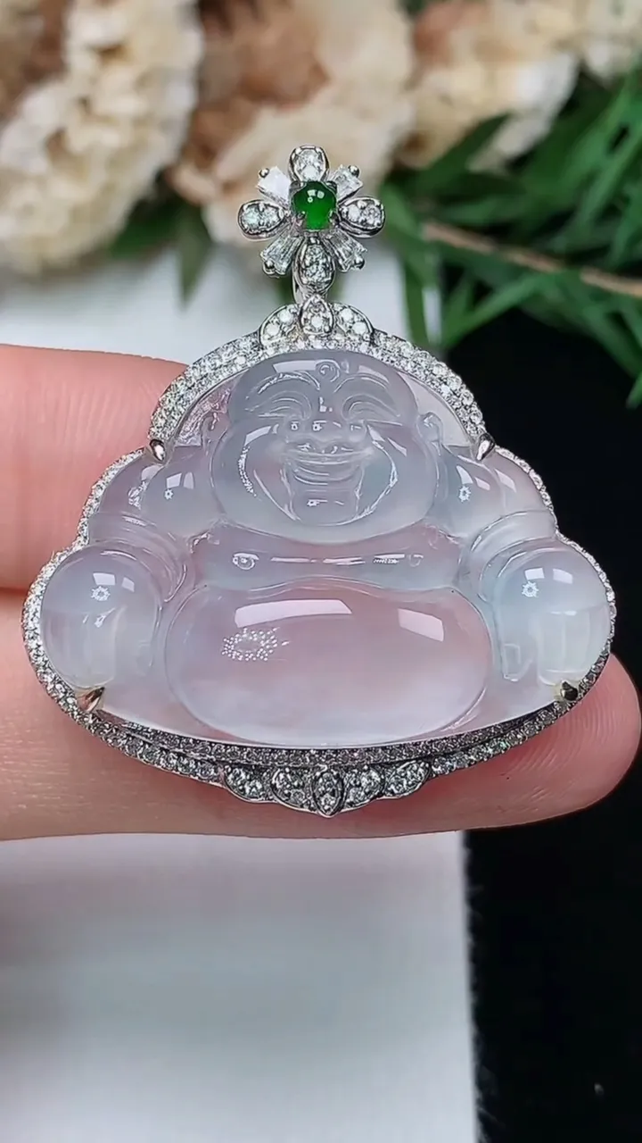 天然A货翡翠白冰佛公吊坠，尺寸35.5-31.3-10，裸石20.4-28.7，重量:7.13g
1