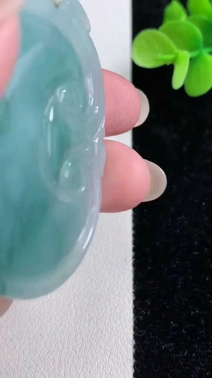 天然A货翡翠飘花如意吊坠，尺寸55.2-42.3-6，重量:26.03g
12月13日