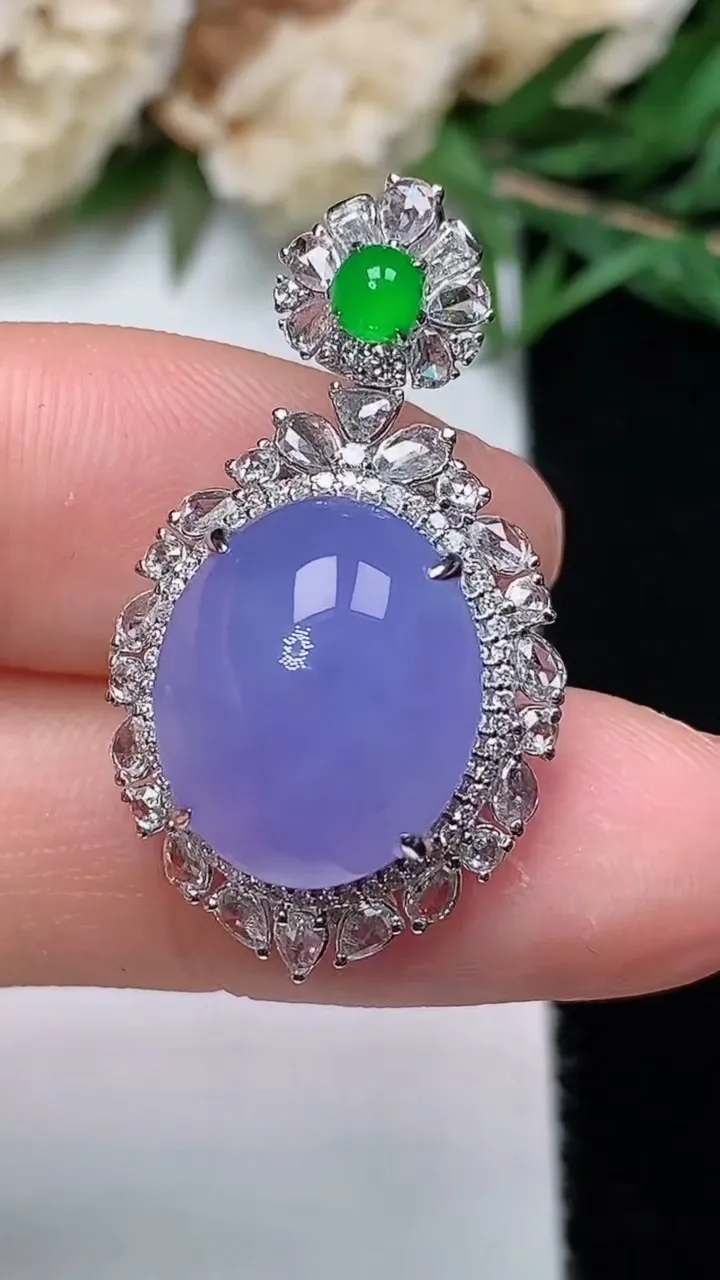 天然A货翡翠紫罗兰蛋面吊坠，尺寸30-17-13，裸石13.9-11.7，重量:4.97g
12月13日