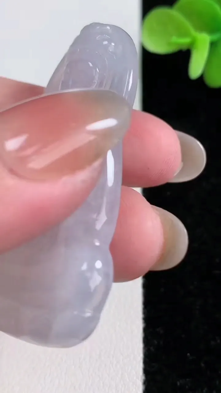 天然A货翡翠观音菩萨吊坠，尺寸53.4-35-5.1，重量:18.35g
12月13日