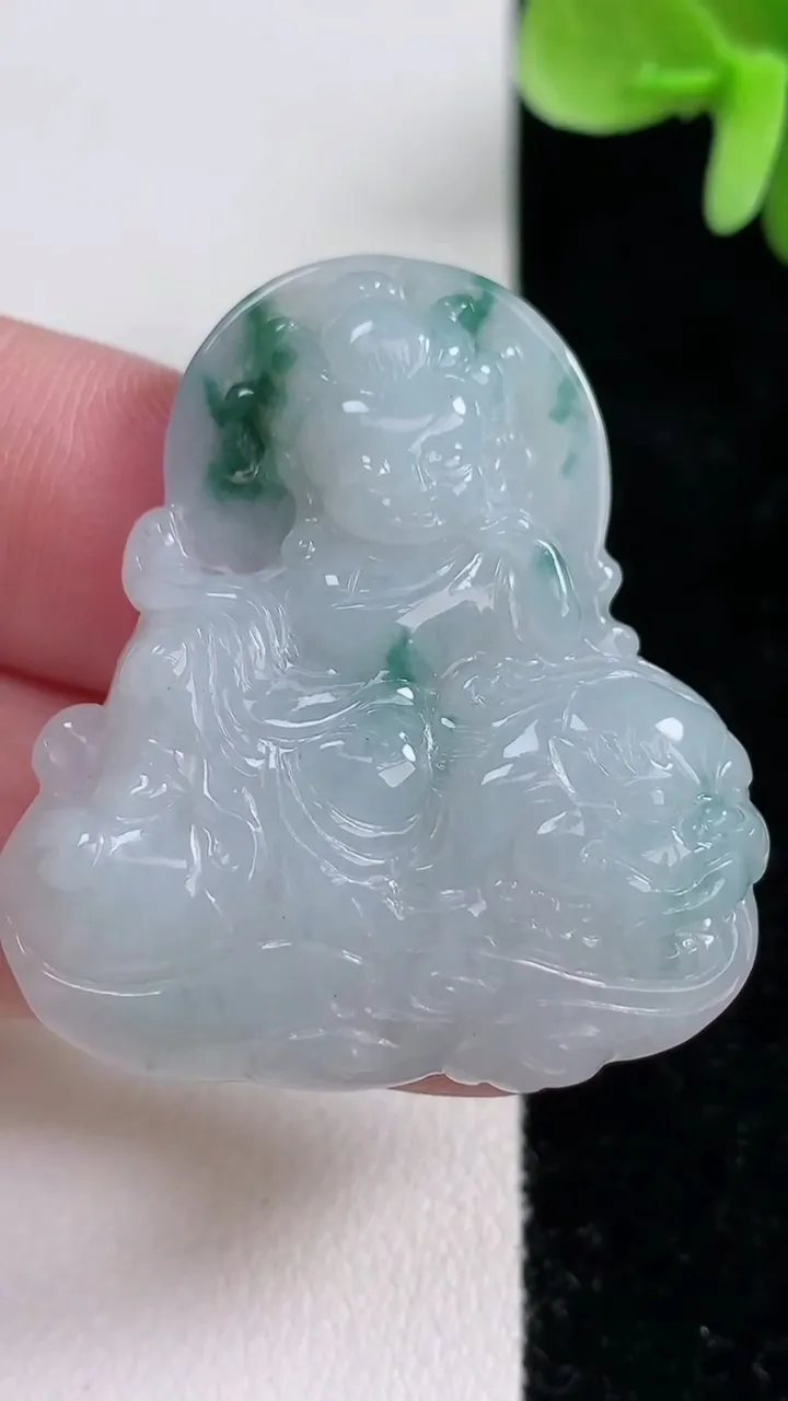 天然A货翡翠飘花文殊菩萨吊坠，尺寸37.8-34.3-5.6，重量:13.18g
12月13日