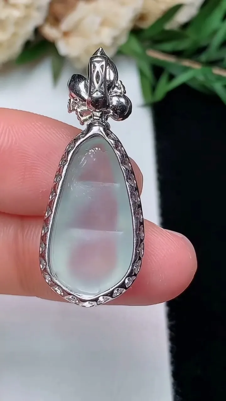 天然A货翡翠白冰福豆吊坠，尺寸33-13-9，裸石20.5-11，重量:4.03g
12月13日