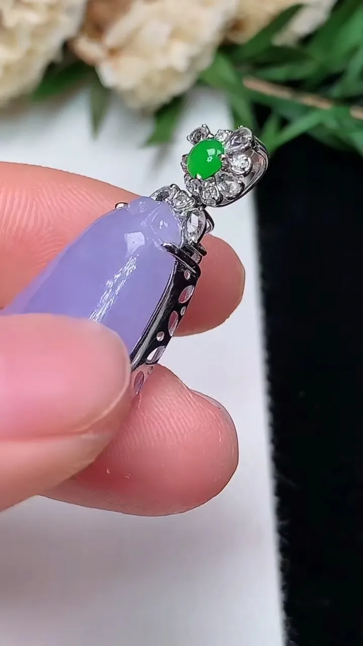 天然A货翡翠k金紫罗兰福瓜吊坠，尺寸25.2-13.2-8.8，重量:5.45g
12月13日