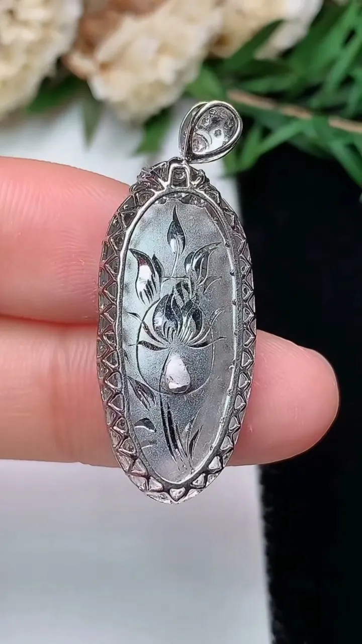 天然A货翡翠金枝玉叶 叶子吊坠，尺寸34.2-12.9-7，裸石23.5-10.3，重量:4.38g
12月13日