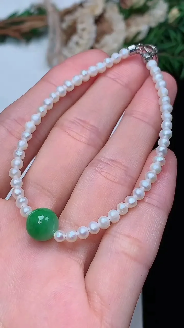 天然A货翡翠圆珠手串，尺寸8.6，重量:4.25g12月13日
工厂直销收藏佳品,种好水足，色泽均匀