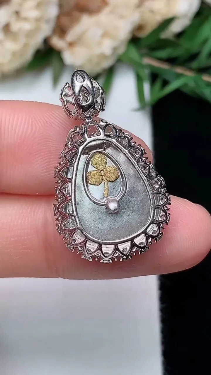 天然A货翡翠葫芦吊坠，尺寸27.3-16.3-8，裸石15.5-12.8，重量:4.26g
12月13日