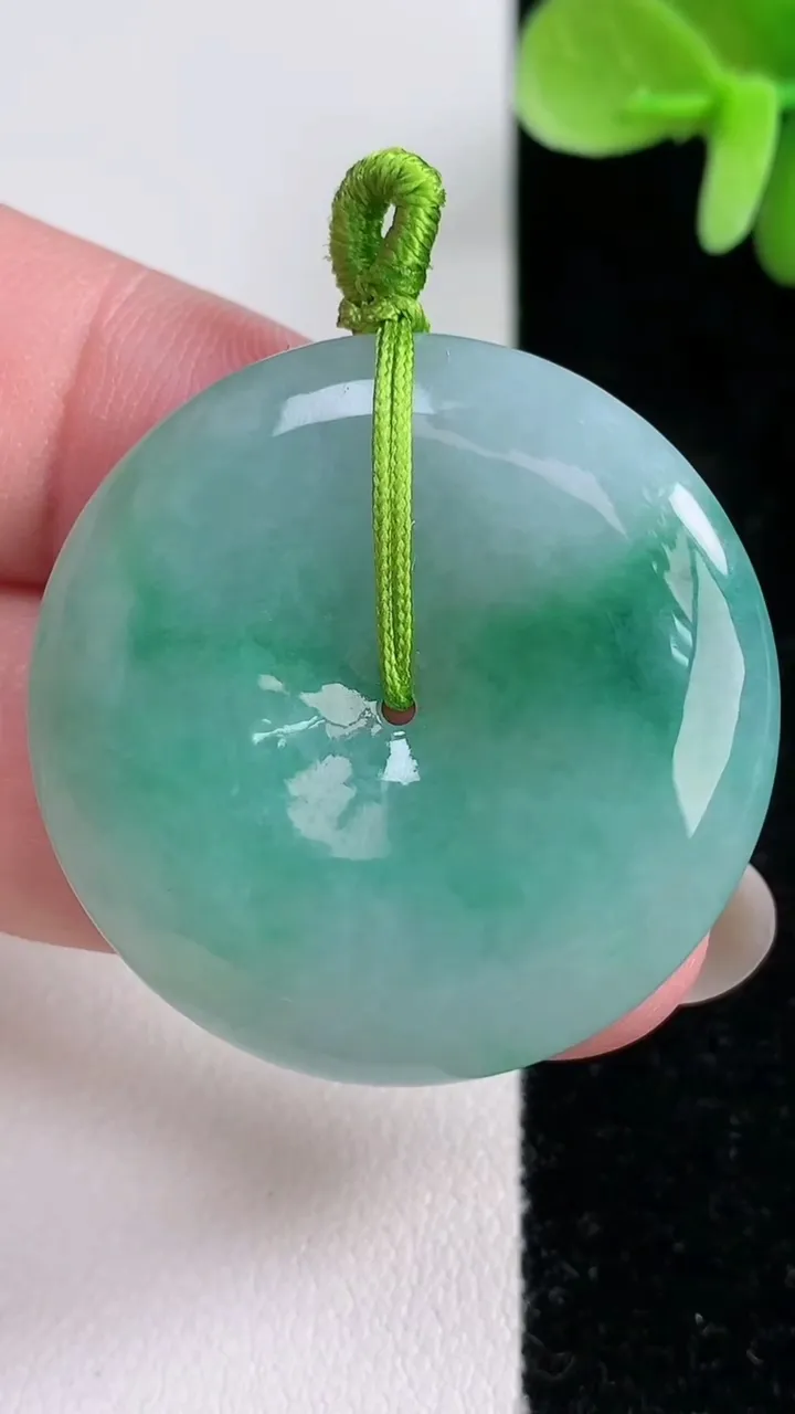 天然A货翡翠平安扣吊坠，尺寸33.5-5.5，重量:13.63g
12月13日