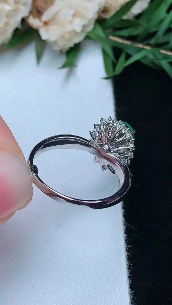 天然A货翡翠蛋面戒指，尺寸17.6-8.6-6.5，重量:3.52g2025年12月13日
工厂直销收藏佳品,种好水足，色泽均匀，有种有色，上手高大气！