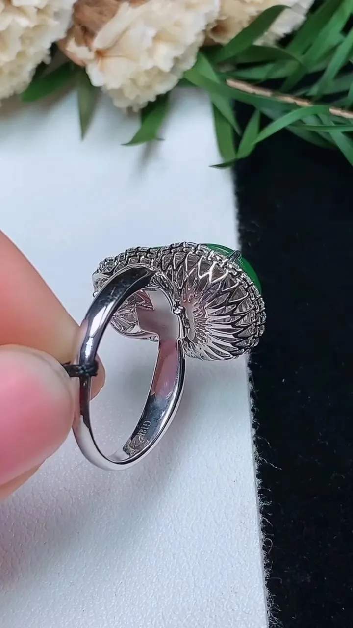 天然A货翡翠葫芦戒指 吊坠两用款，尺寸17-15.9-11，重量:6.02g2025年12月13日
工厂直销收藏佳品,种好水足，色泽均匀，有种有色，上手高大气！