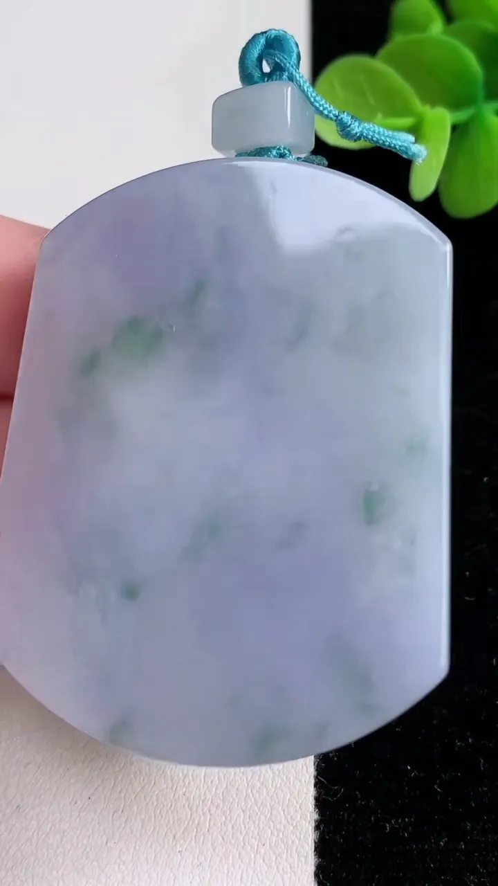 天然A货翡翠紫罗兰飘花无事牌吊坠，尺寸51.4-40-5.8，重量:37.01g
12月13日