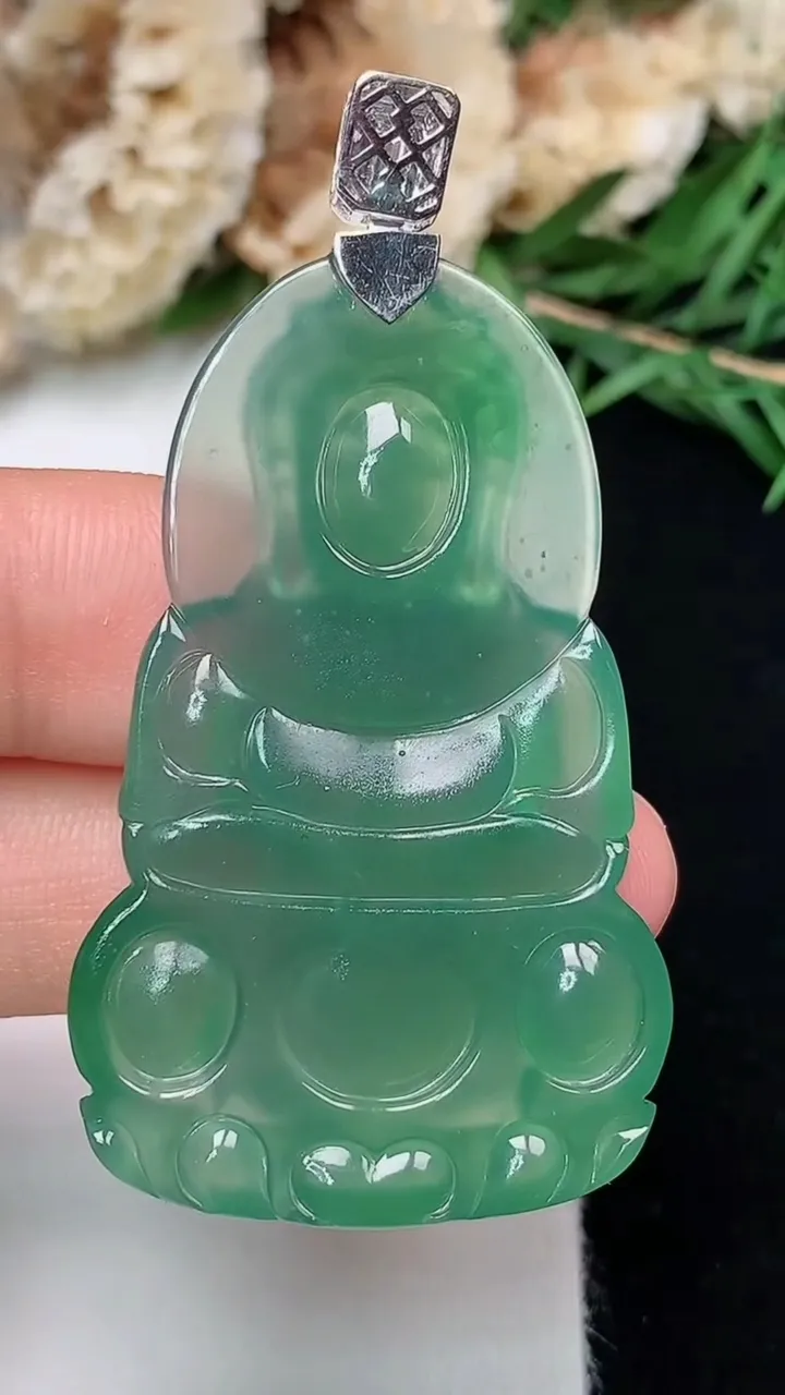 天然A货翡翠观音菩萨吊坠，尺寸43.6-27-4.7，重量:10.02g
12月13日