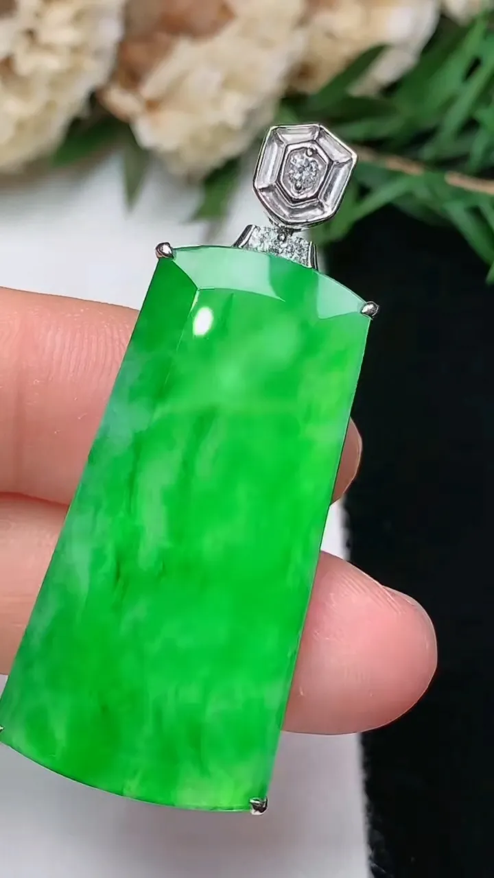 天然A货翡翠无事牌吊坠，尺寸34.5-17.5-6.5，重量:9.52g
12月13日