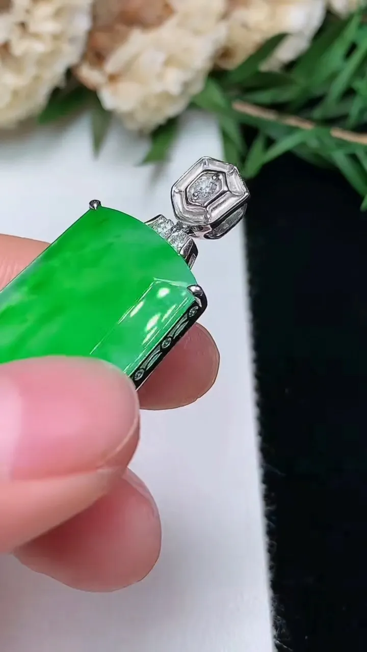 天然A货翡翠无事牌吊坠，尺寸34.5-17.5-6.5，重量:9.52g
12月13日