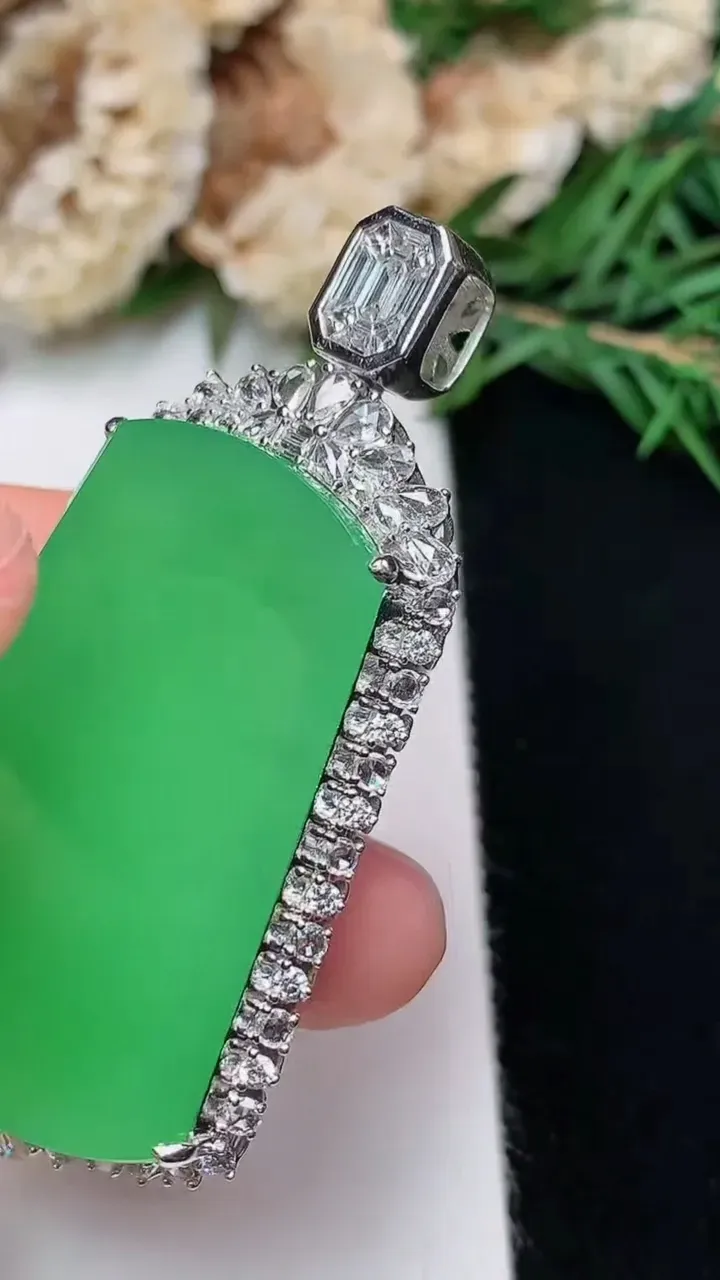 天然A货翡翠无事牌吊坠，尺寸54.8-29.7-11.6，裸石36.9-26.2，重量:28.05g
12月13日