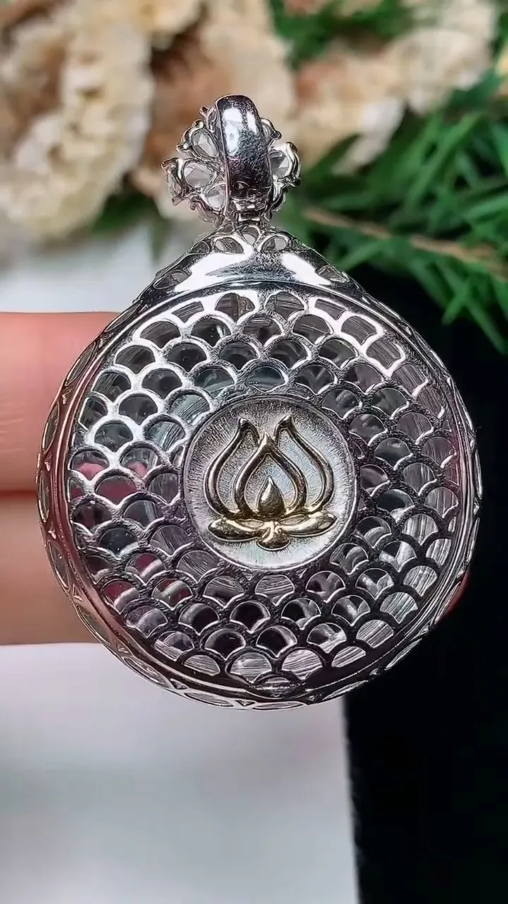 天然A货翡翠无事牌吊坠，尺寸44-31.6-10.8，裸石28.2，重量:15.36g
12月13日