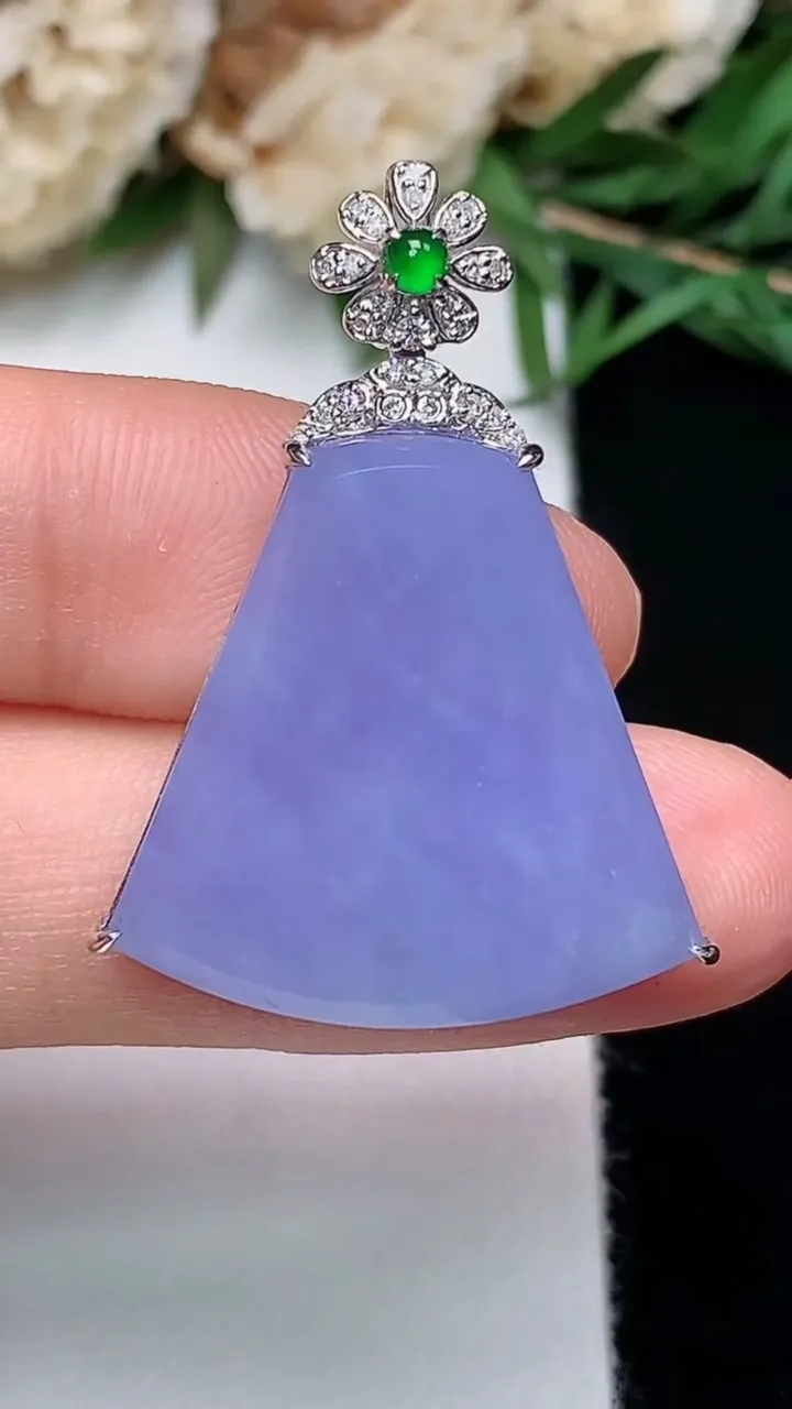 天然A货翡翠k金紫罗兰无事牌吊坠，尺寸21.6-21-7，重量:5.10g
12月13日