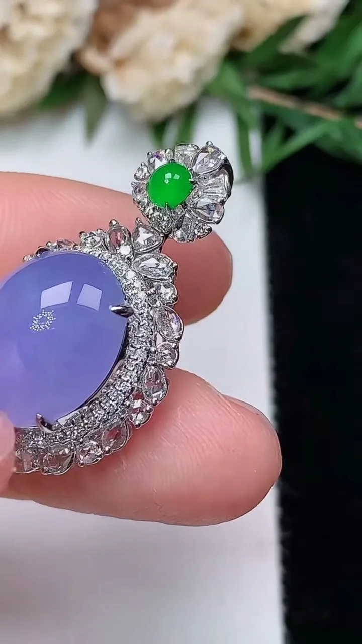 天然A货翡翠紫罗兰蛋面吊坠，尺寸30-17-13，裸石13.9-11.7，重量:4.97g
12月13日