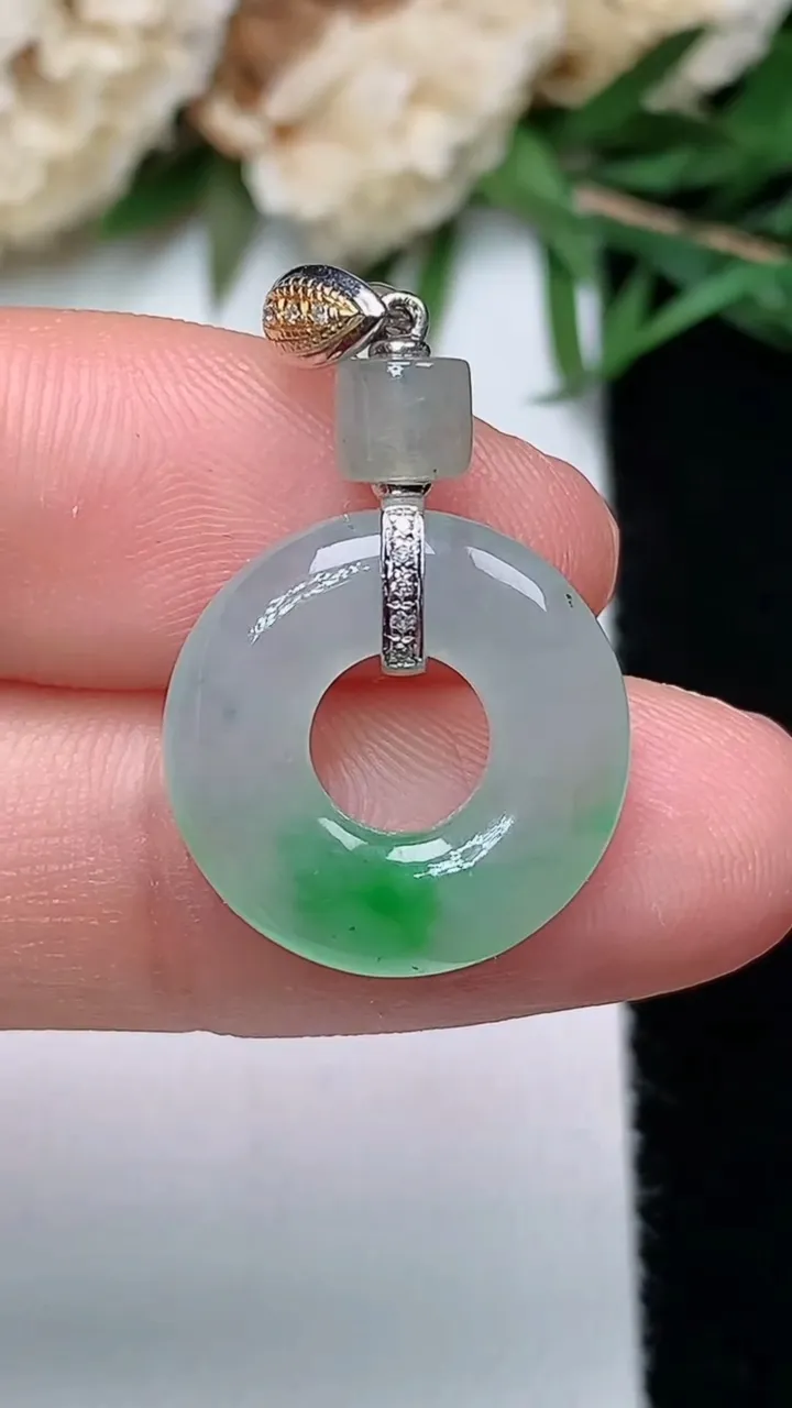 天然A货翡翠平安环吊坠，尺寸16-3.9，重量:2.51g
12月13日