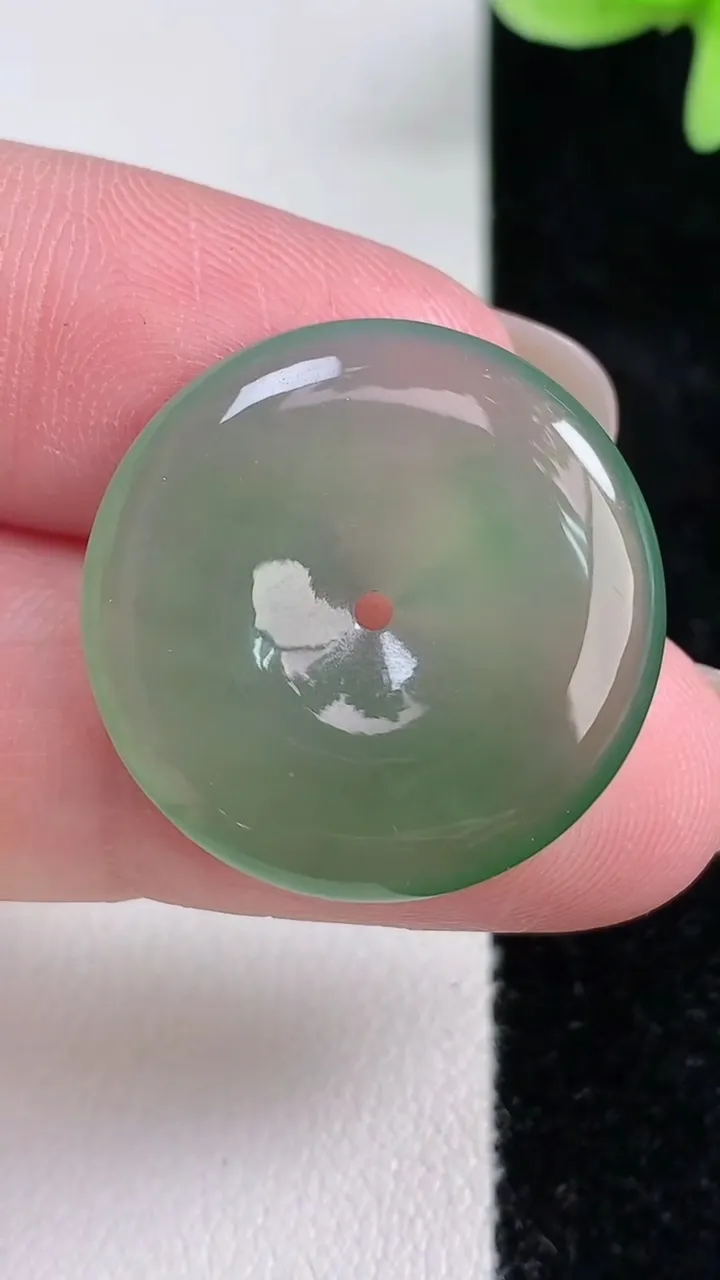 天然A货翡翠平安扣吊坠，尺寸24.2-4，重量:5.53g
12月13日