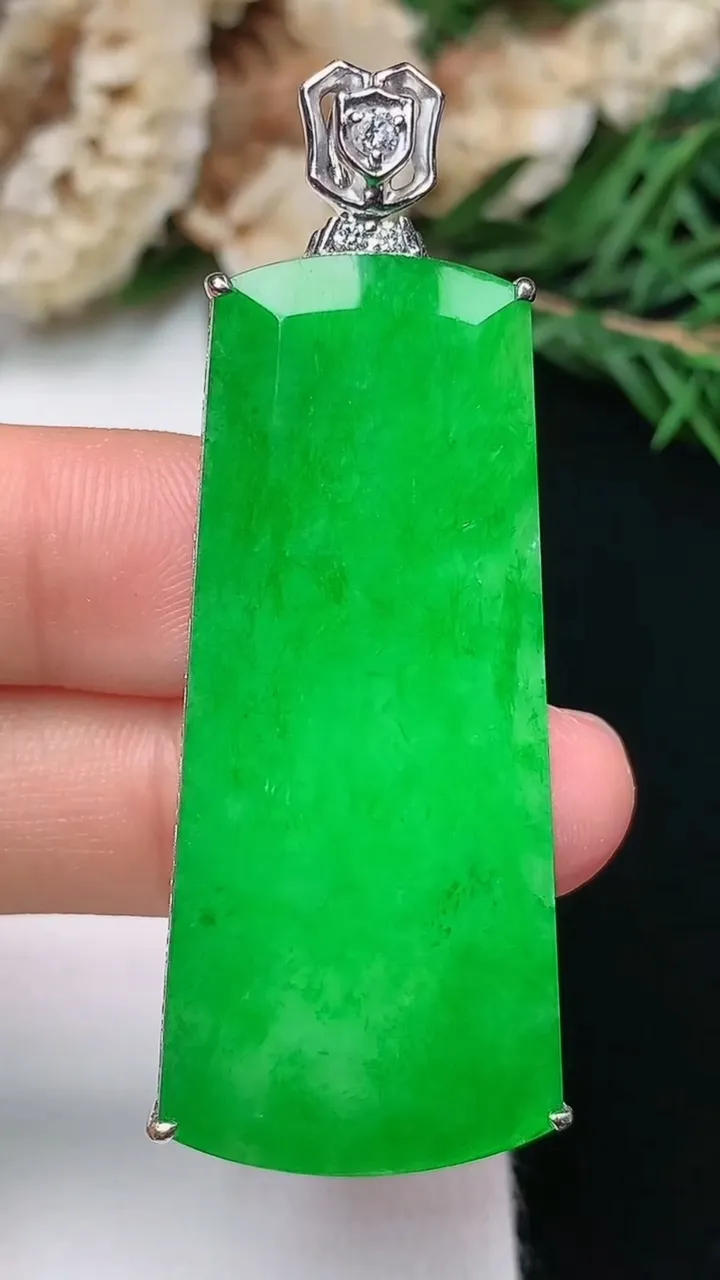 天然A货翡翠无事牌吊坠，尺寸44.2-19.6-7.4，重量:13.74g
12月13日