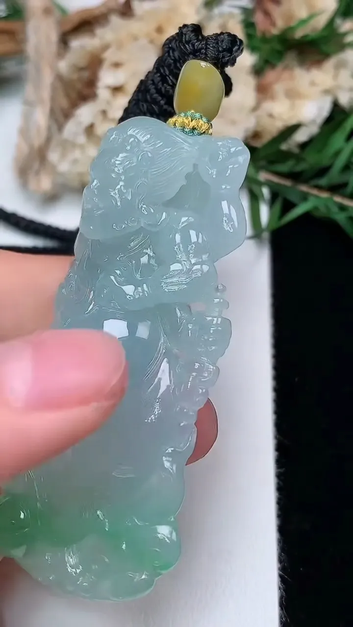 天然A货翡翠不动明王吊坠，尺寸58.3-26.2-10.5，重量:32.57g
12月13日