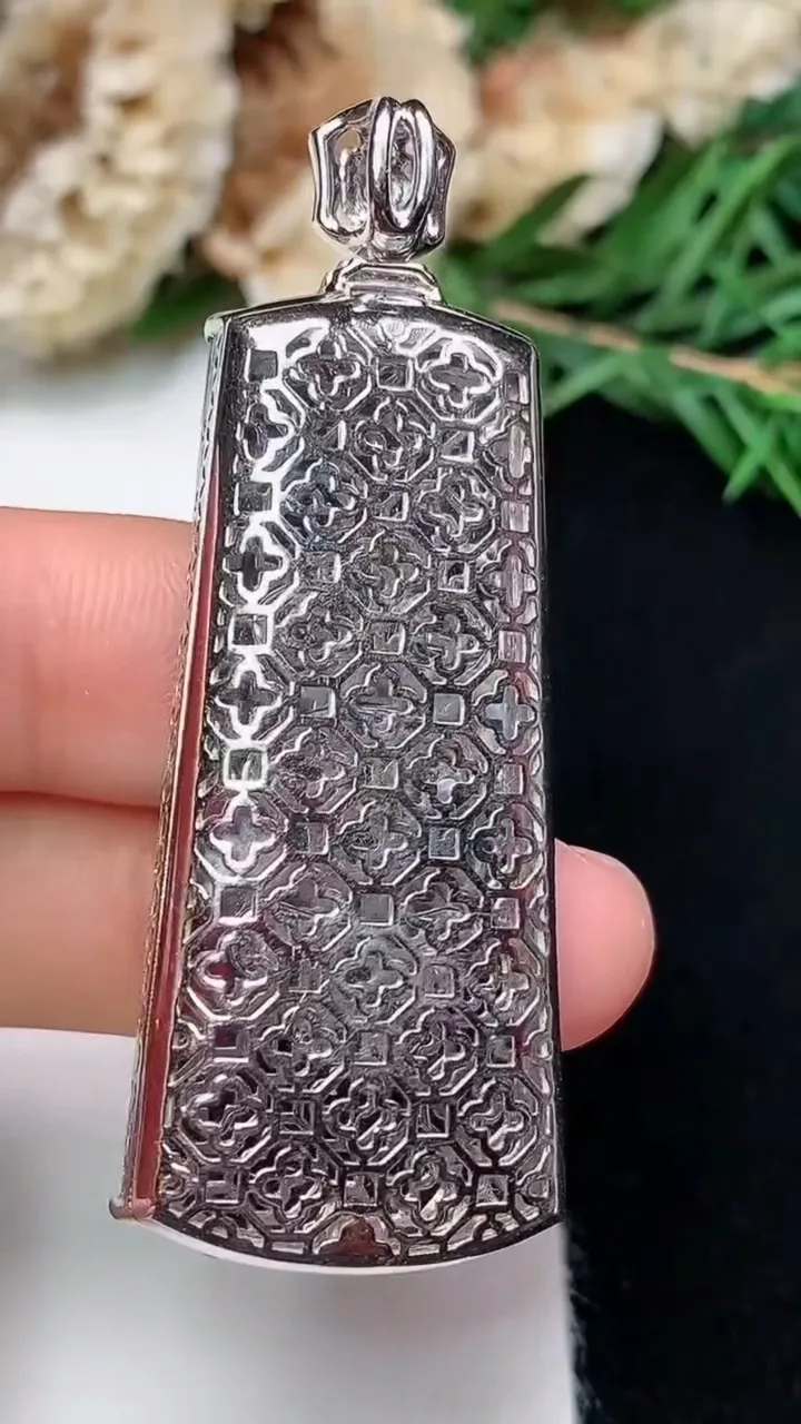 天然A货翡翠无事牌吊坠，尺寸44.2-19.6-7.4，重量:13.74g
12月13日