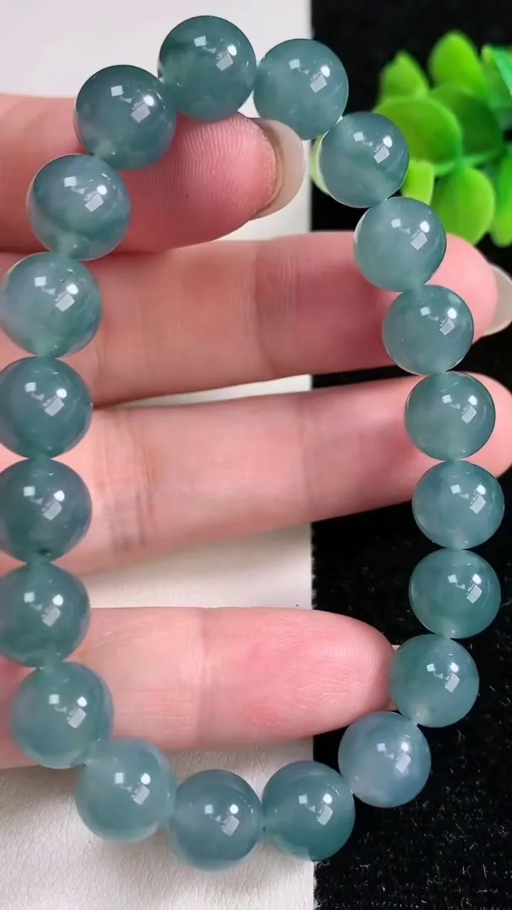 天然A货翡翠圆珠手串，尺寸9.5-20颗，重量:32.93g12月13日
工厂直销收藏佳品,种好水足，色泽均匀，有种有色，上手高大气！