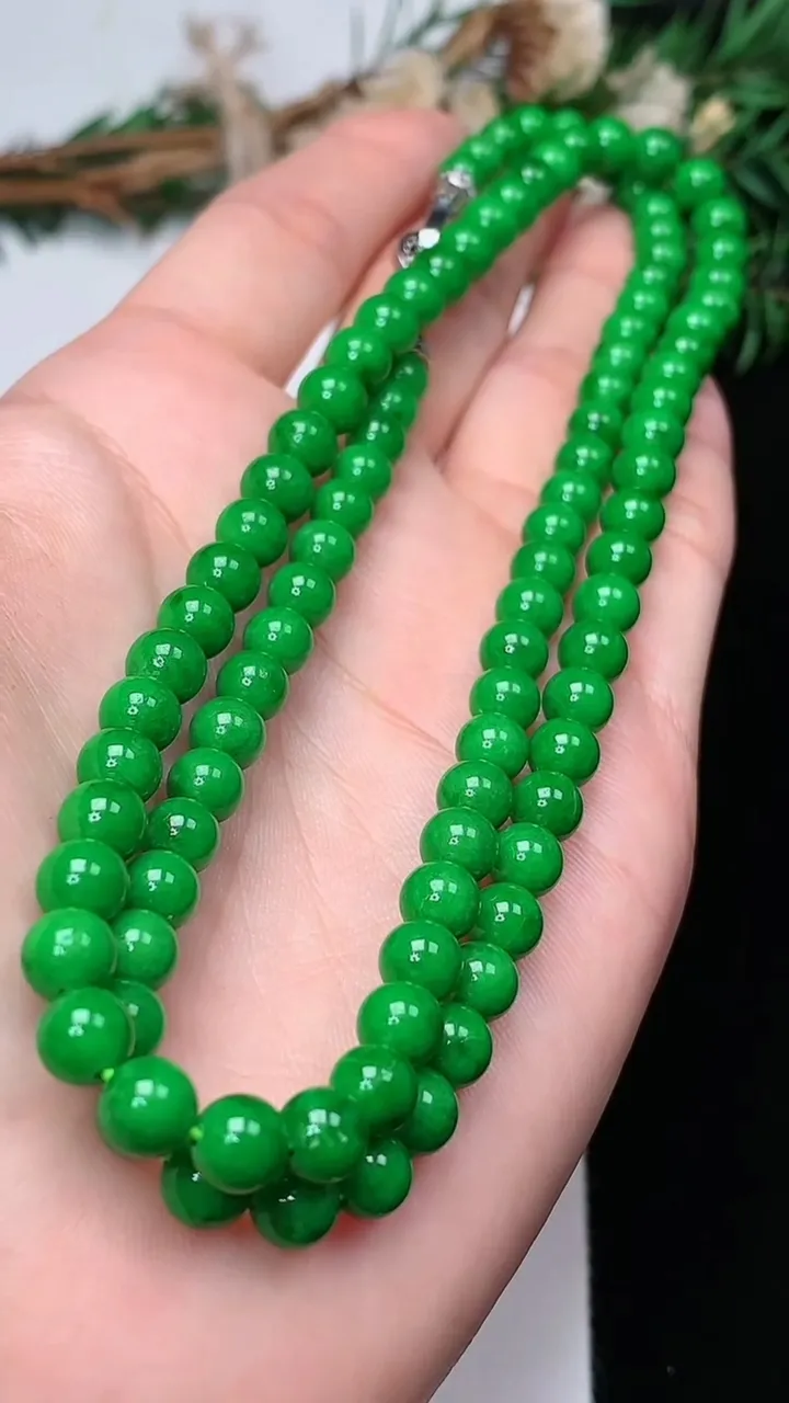 天然A货翡翠圆珠项链，尺寸6-100颗，重量:35.57g
12月13日