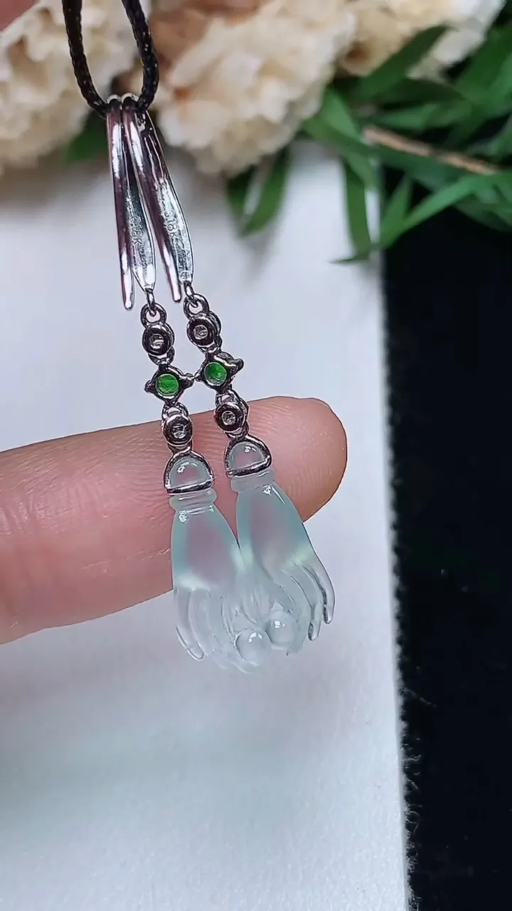 天然A货翡翠白冰掌上明珠耳坠，尺寸13.7-5.2-2.6，重量:1.62g12月13日
工厂直销收藏佳品,种好水足，色泽均匀，有种有色，上手高大气！