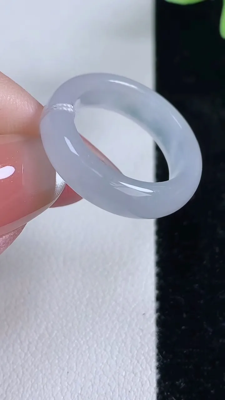 天然A货翡翠指环戒指，尺寸17.2-5.4-3.3，重量:3.78g2025年12月13日
工厂直销收藏佳品,种好水足，色泽均匀，有种有色，上手高大气！