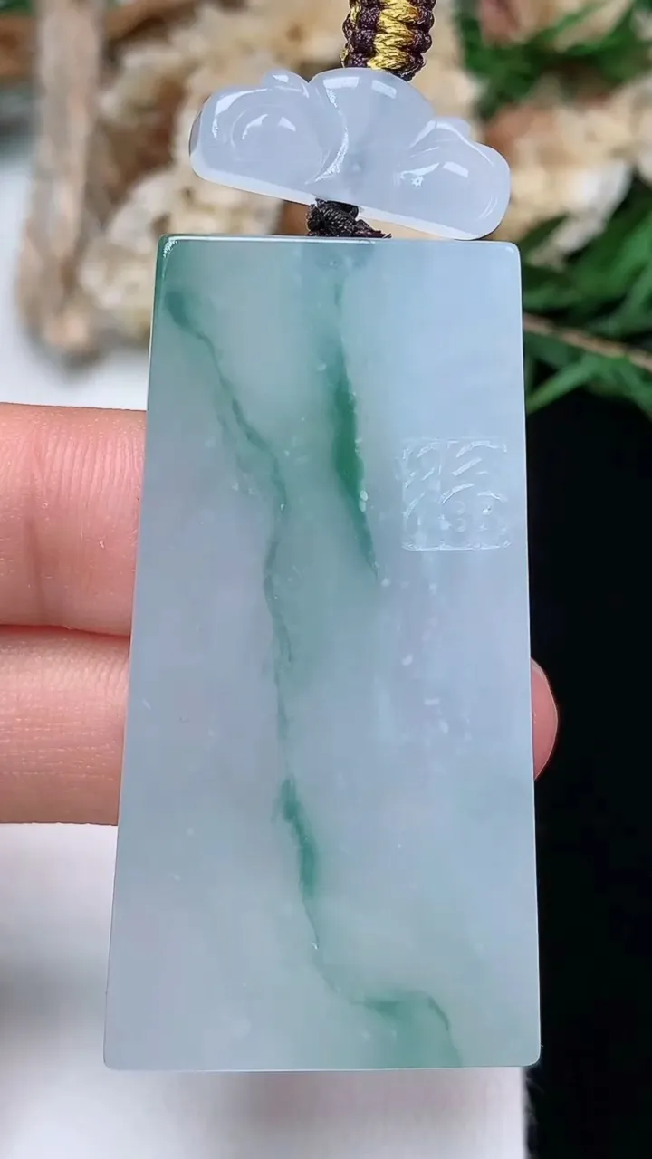 天然A货翡翠飘花无事牌吊坠，尺寸46.6-24.9-6，重量:22.72g
12月13日