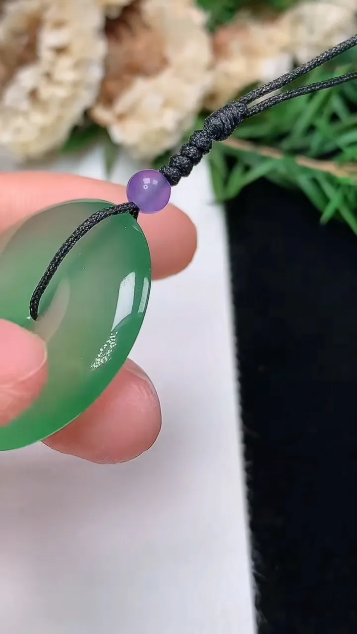 天然A货翡翠平安扣吊坠，尺寸28.6-4.9，重量:8.39g
12月13日