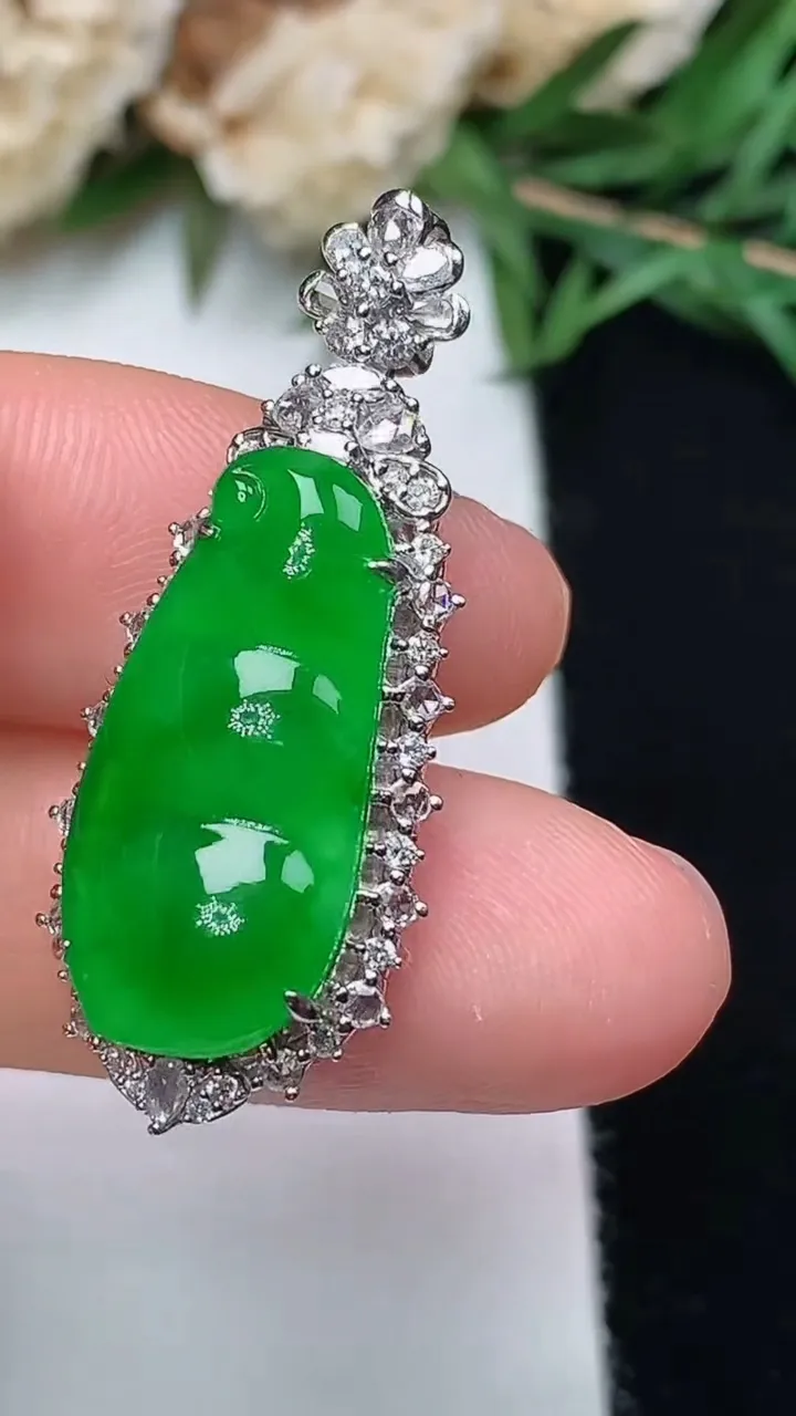 天然A货翡翠福豆吊坠，尺寸34.4-14.5-9.8，裸石21.3-10.3，重量:5.37g
12月13日，重量:5.37g