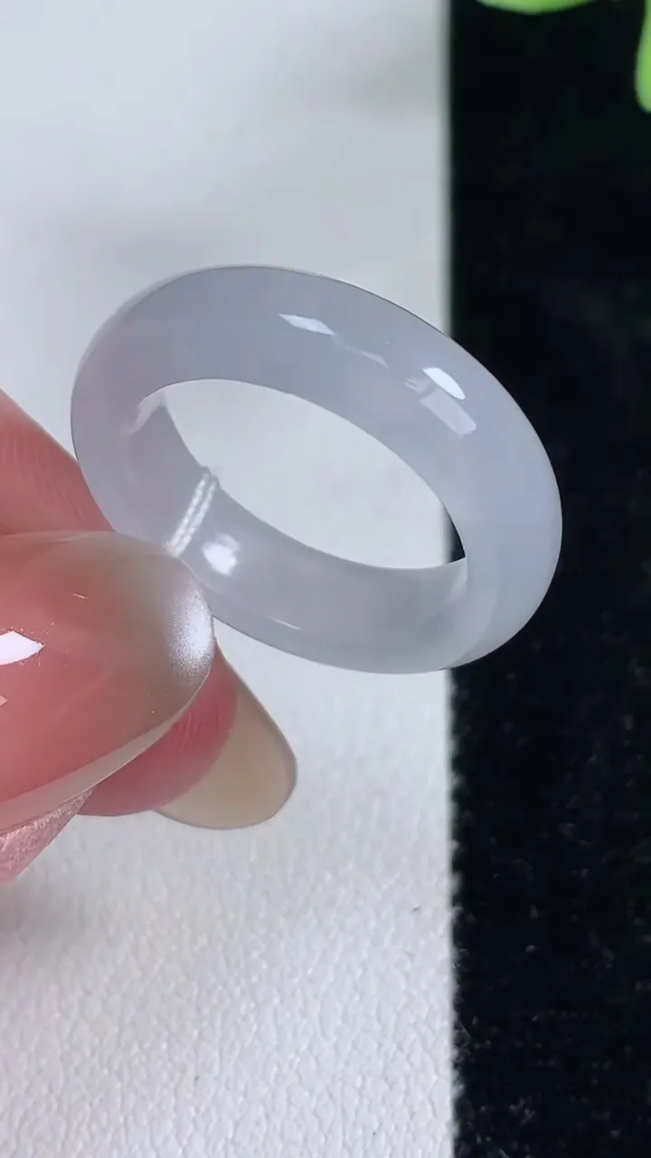 天然A货翡翠指环戒指，尺寸17.2-5.4-3.3，重量:3.78g2025年12月13日
工厂直销收藏佳品,种好水足，色泽均匀，有种有色，上手高大气！